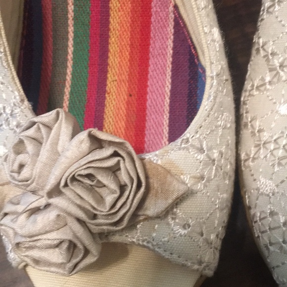 Cute cream colored wedges - Picture 8 of 9